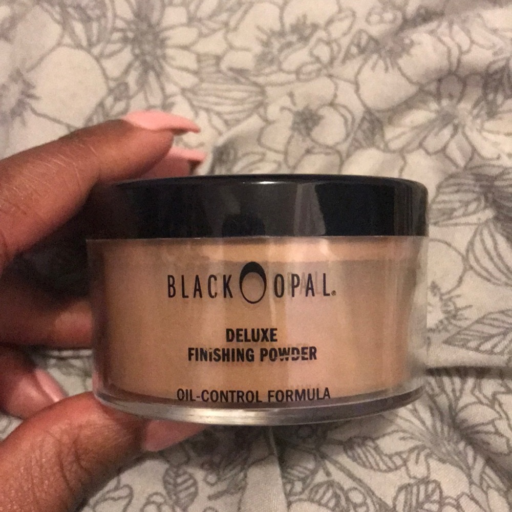 Black opal deluxe finishing powder in Dark